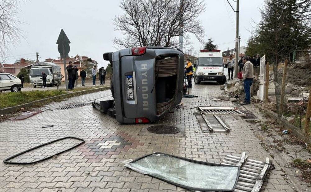 Minibüs duvara çarparak yan yattı: 3 yaralı