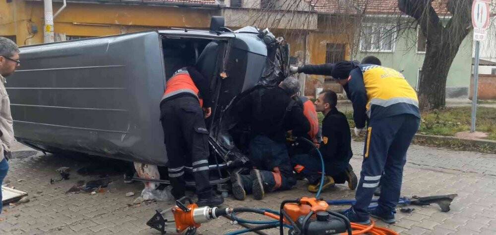 Minibüs duvara çarparak yan yattı: 3 yaralı