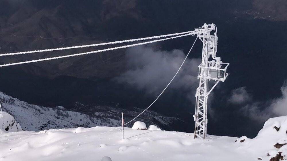O bölgelerde elektrik direkleri buz tuttu