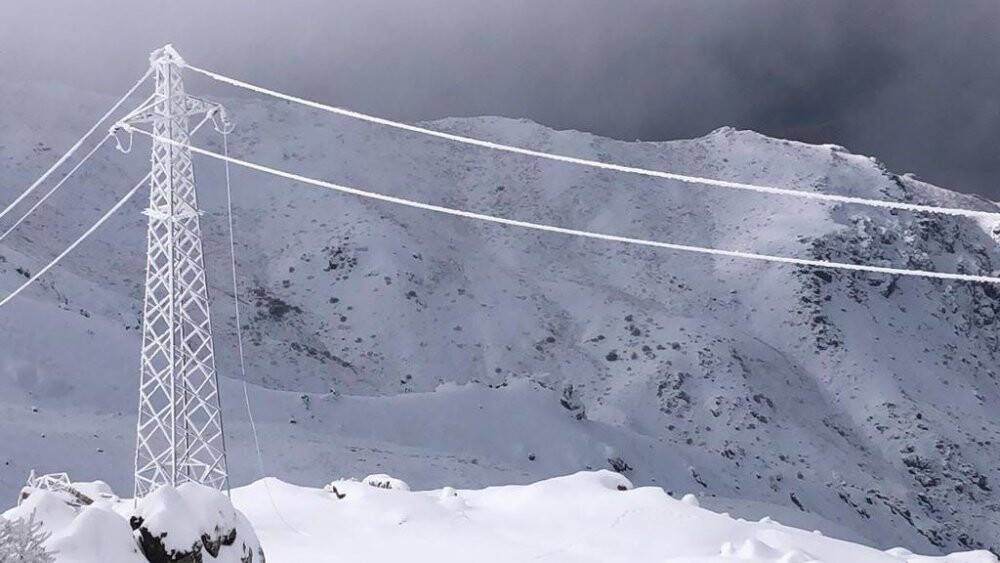 O bölgelerde elektrik direkleri buz tuttu