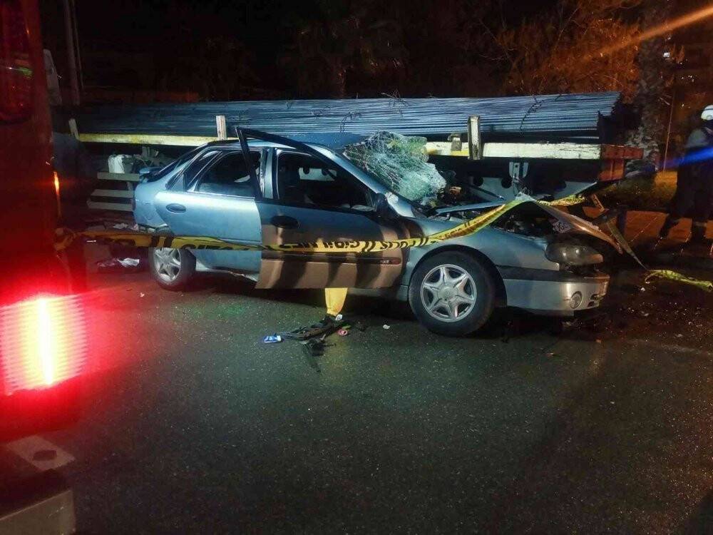 Tıra çarpan otomobil hurdaya döndü: 1 ölü