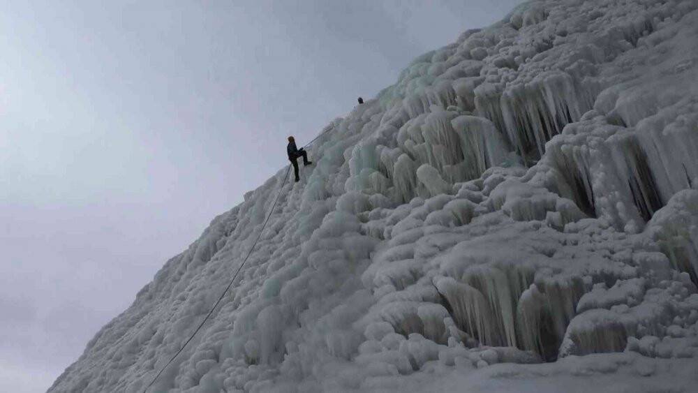 Dağcılardan nefes kesen buz dağı tırmanışı