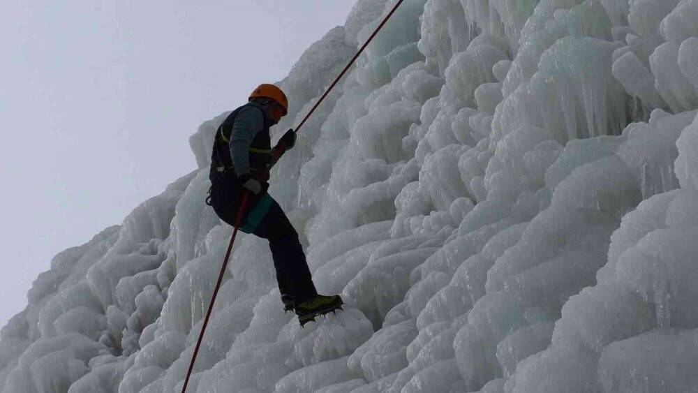 Dağcılardan nefes kesen buz dağı tırmanışı