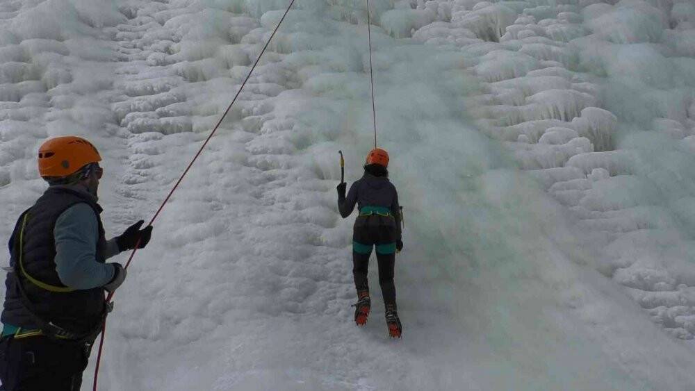 Dağcılardan nefes kesen buz dağı tırmanışı