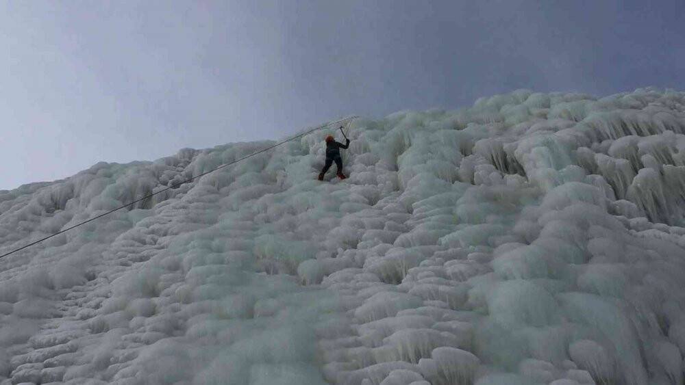 Dağcılardan nefes kesen buz dağı tırmanışı