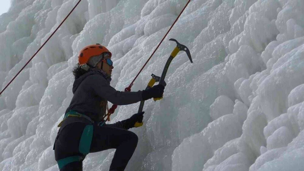 Dağcılardan nefes kesen buz dağı tırmanışı