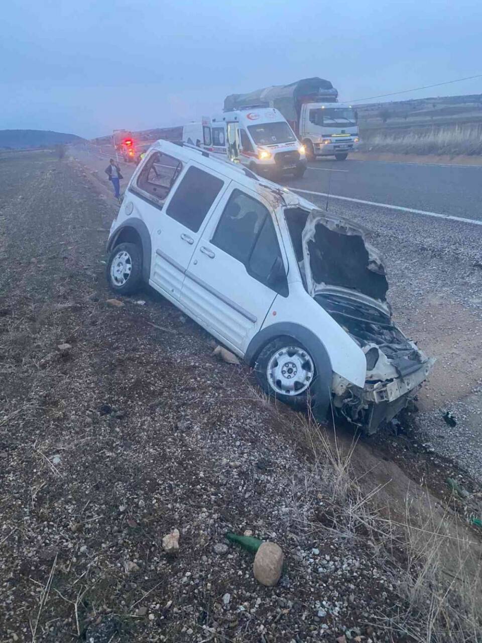 Konya’da kontrolden çıkan araç devrildi: 2 yaralı