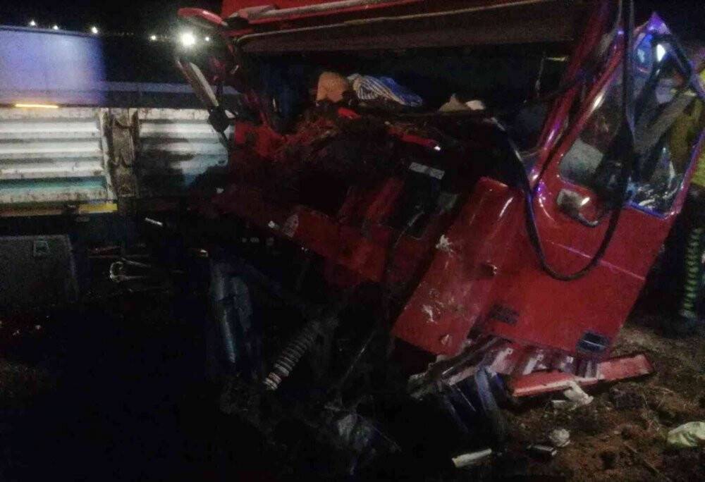 Konya’da tır traktörün römorkuna çarptı