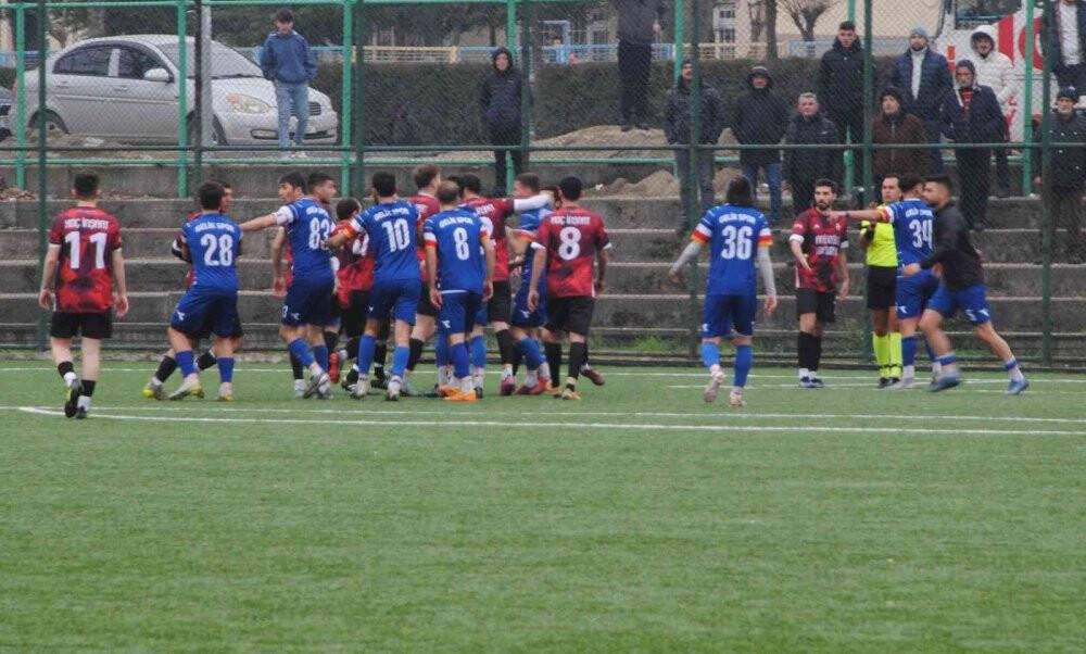 4 kırmızı kartın çıktığı amatör maçta olaylar çıktı