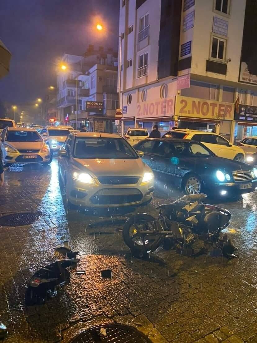 Arabaya çarpan elektrikli bisiklet sürücüsü ölümden döndü