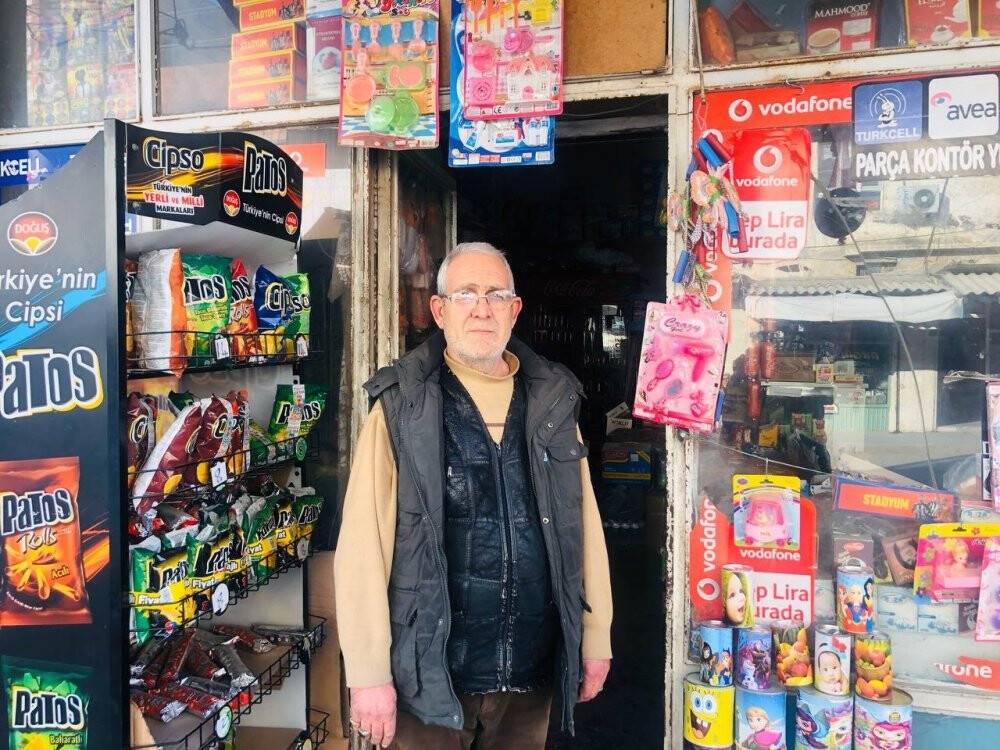 Çocukların biri oyaladı, diğeri ise paraları aldı