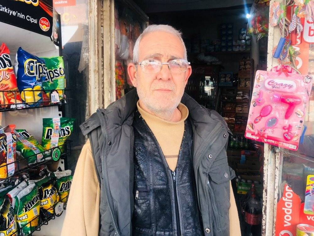 Çocukların biri oyaladı, diğeri ise paraları aldı