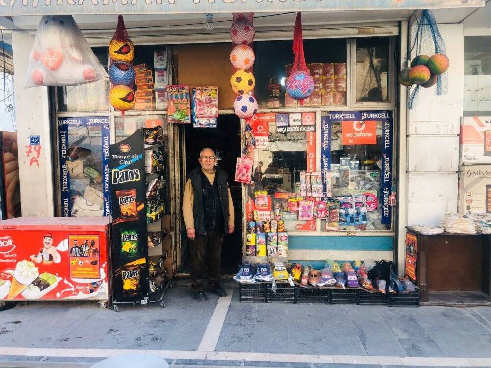 Çocukların biri oyaladı, diğeri ise paraları aldı