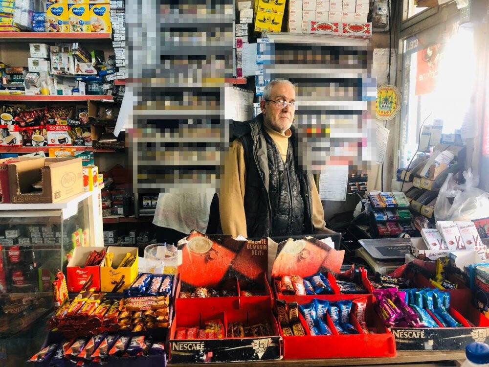 Çocukların biri oyaladı, diğeri ise paraları aldı