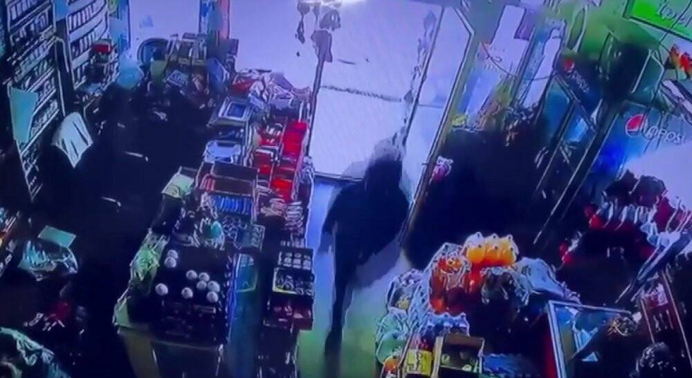 Çocukların biri oyaladı, diğeri ise paraları aldı