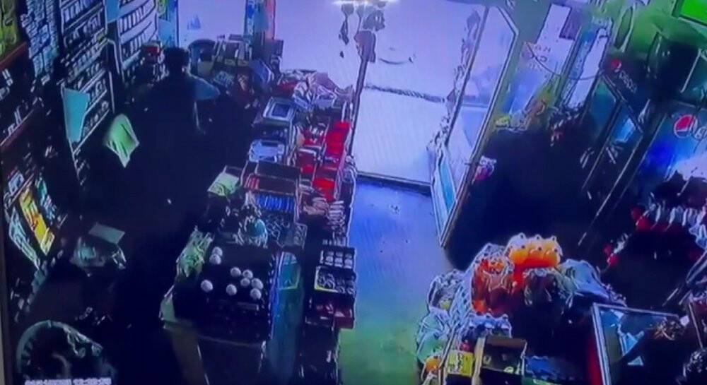 Çocukların biri oyaladı, diğeri ise paraları aldı