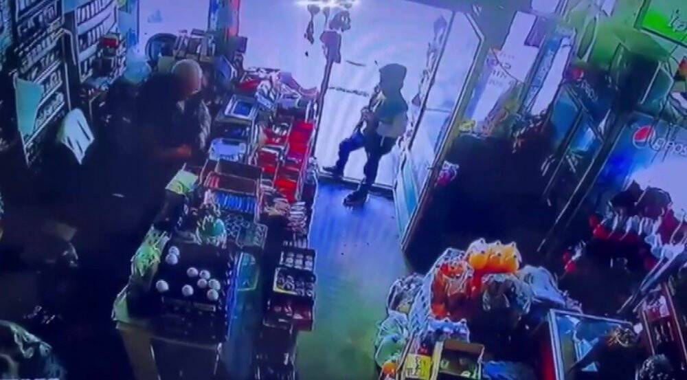 Çocukların biri oyaladı, diğeri ise paraları aldı