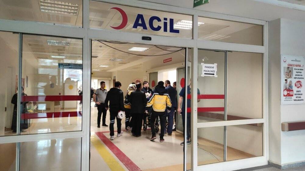 Kamyon kasasında dengesini kaybeden işçi düşerek yaralandı