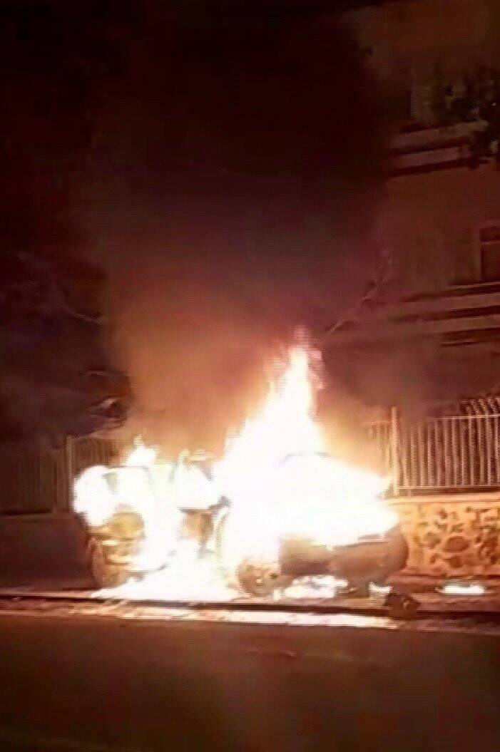 Park halindeki araç alev topuna döndü