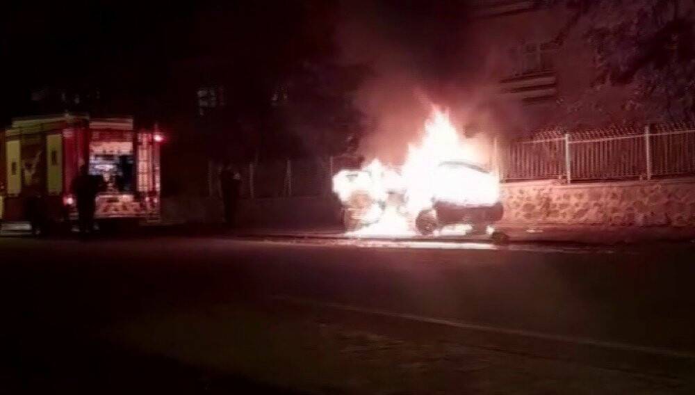 Park halindeki araç alev topuna döndü