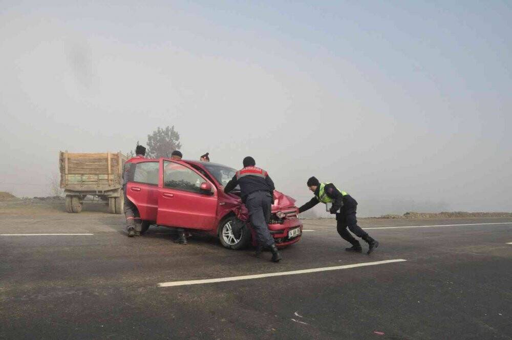 Yoğun sis kazayı beraberinde getirdi: 2 yaralı