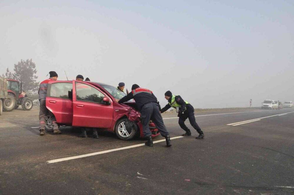 Yoğun sis kazayı beraberinde getirdi: 2 yaralı