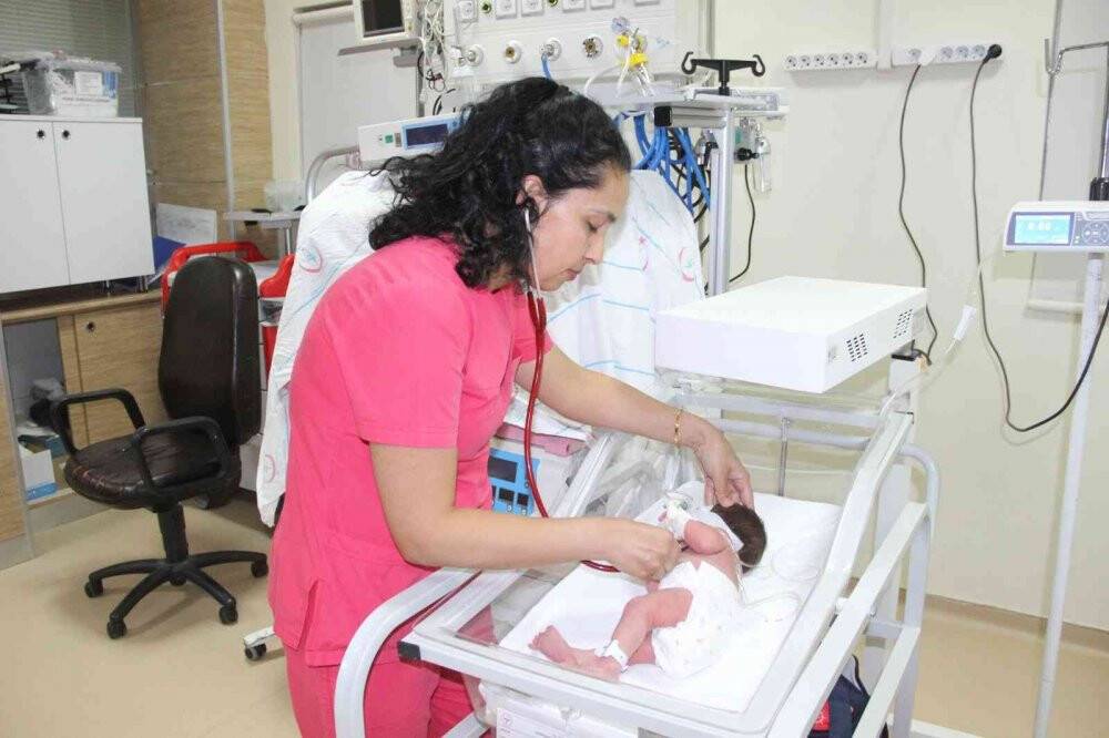 10 günlük bebeği cami kapısına terk eden anneyi aranıyor