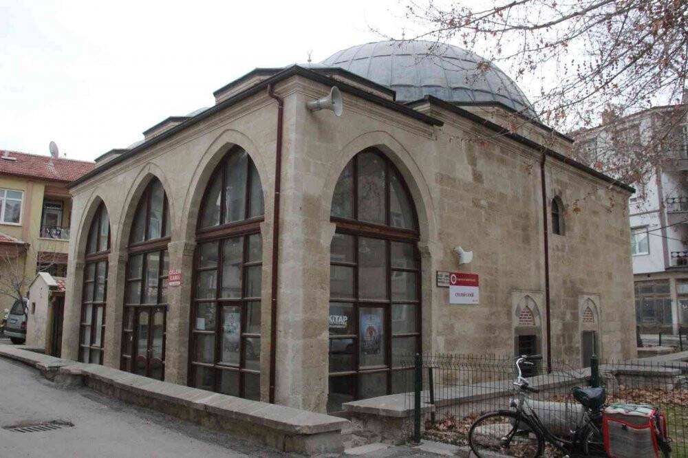 10 günlük bebeği cami kapısına terk eden anneyi aranıyor