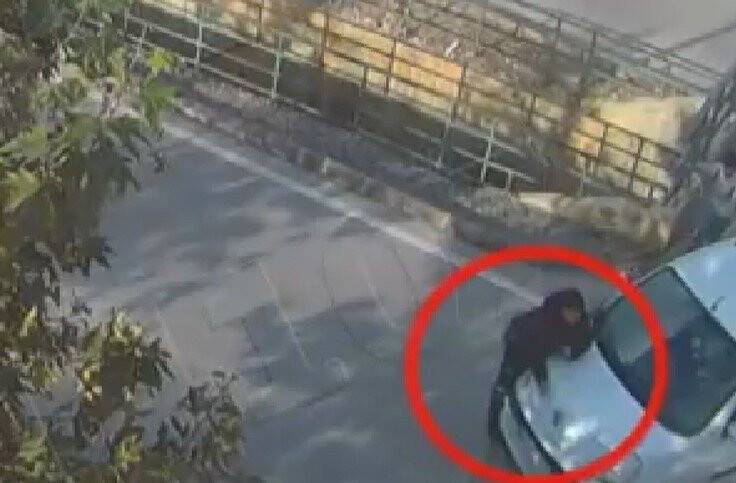 Beton mikseri otomobili  altına aldı