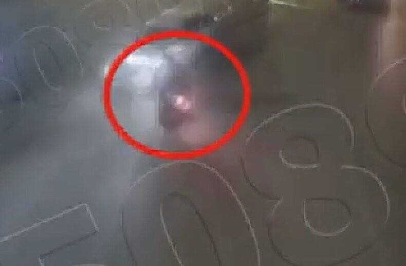 Beton mikseri otomobili  altına aldı