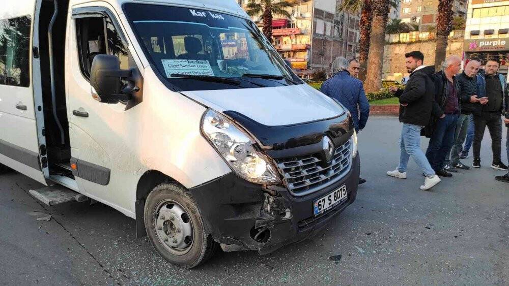 Öğrenci servisi ticari taksiyle çarpıştı