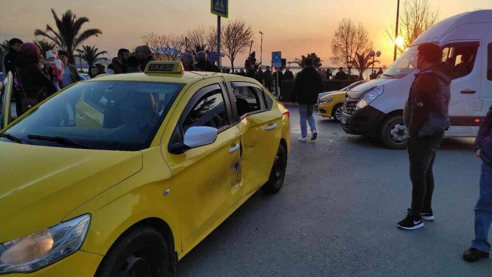 Öğrenci servisi ticari taksiyle çarpıştı