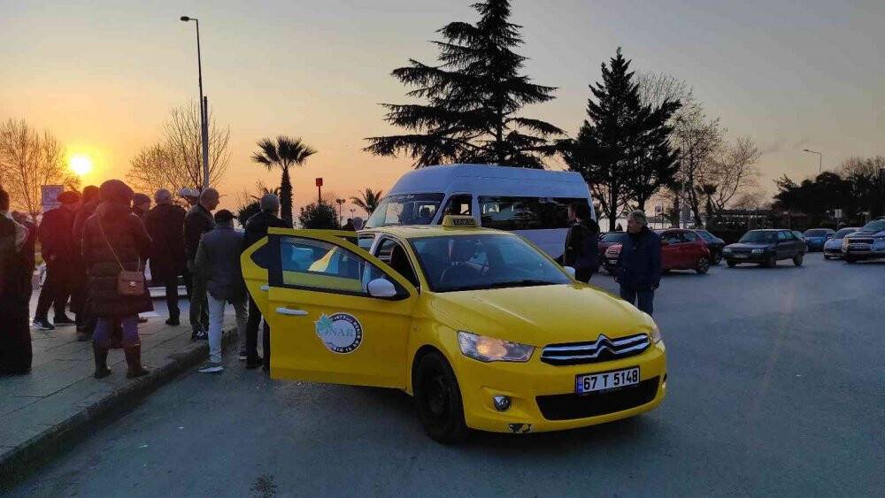 Öğrenci servisi ticari taksiyle çarpıştı