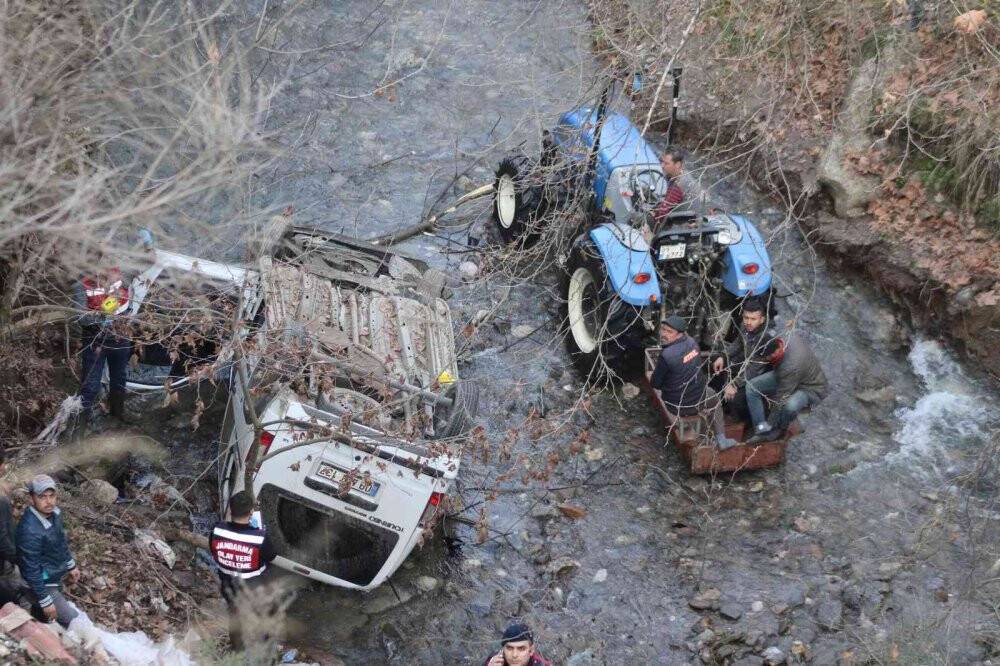 40 metrelik uçurumdan düştüler