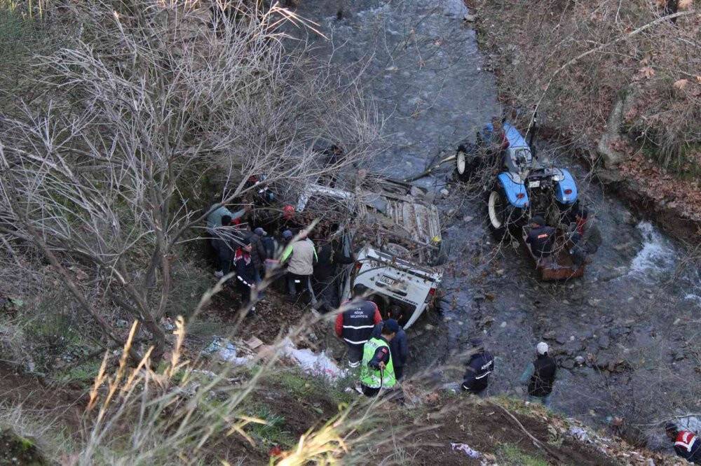 40 metrelik uçurumdan düştüler