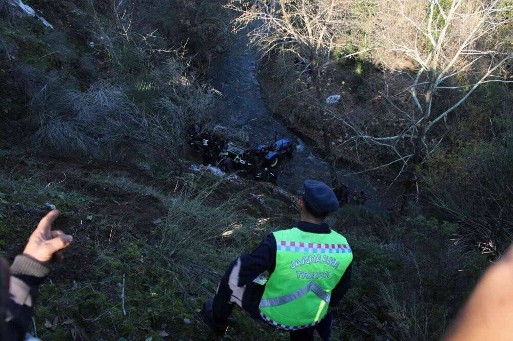 40 metrelik uçurumdan düştüler