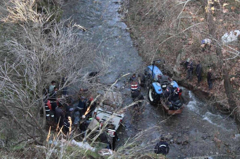 40 metrelik uçurumdan düştüler