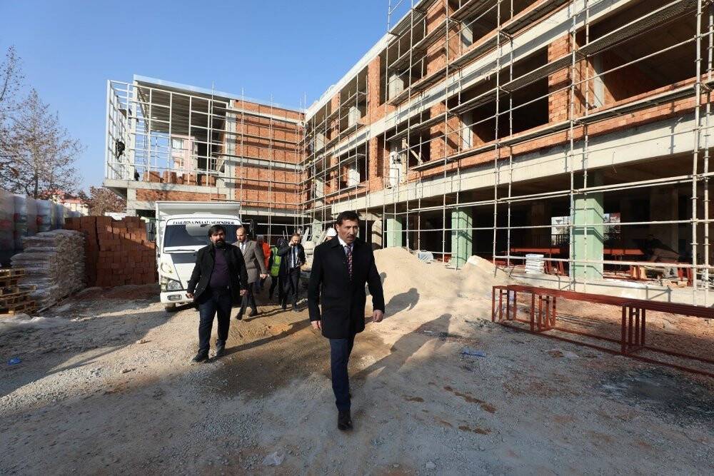 Başkan Hasan Kılca, Karatay Gençlik, Eğitim ve Spor Merkezi inşaatın ı ineledi