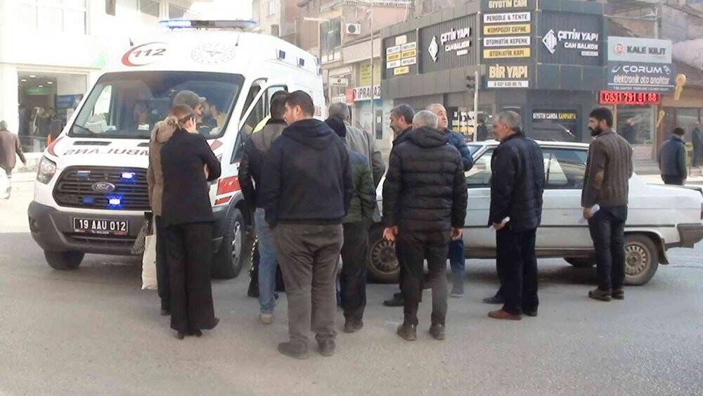 Çorum'da otomobil tıra çarptı: 1 yaralı