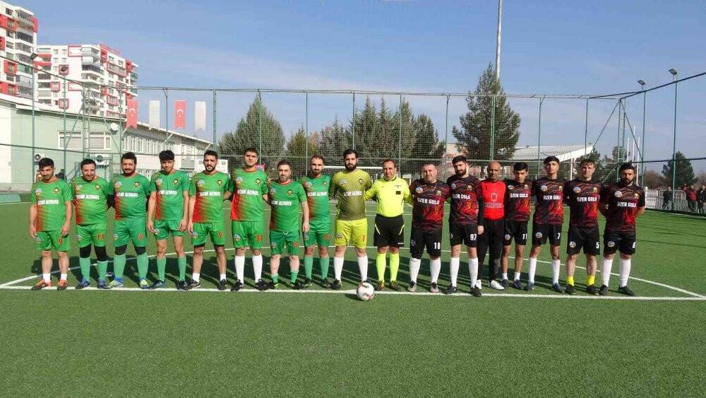 Diyarbakırlı kuyumcuların futbol turnuvasında kupa ’altın kaplama’