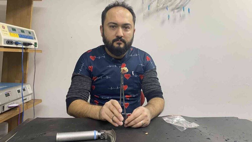 Soluk borusuna kemik takılan kedi ameliyat edildi