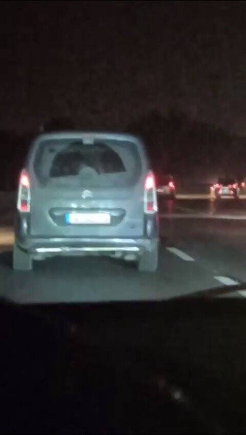 Araçta kavga ettiler, ani manevra yapınca tehlike saçtılar