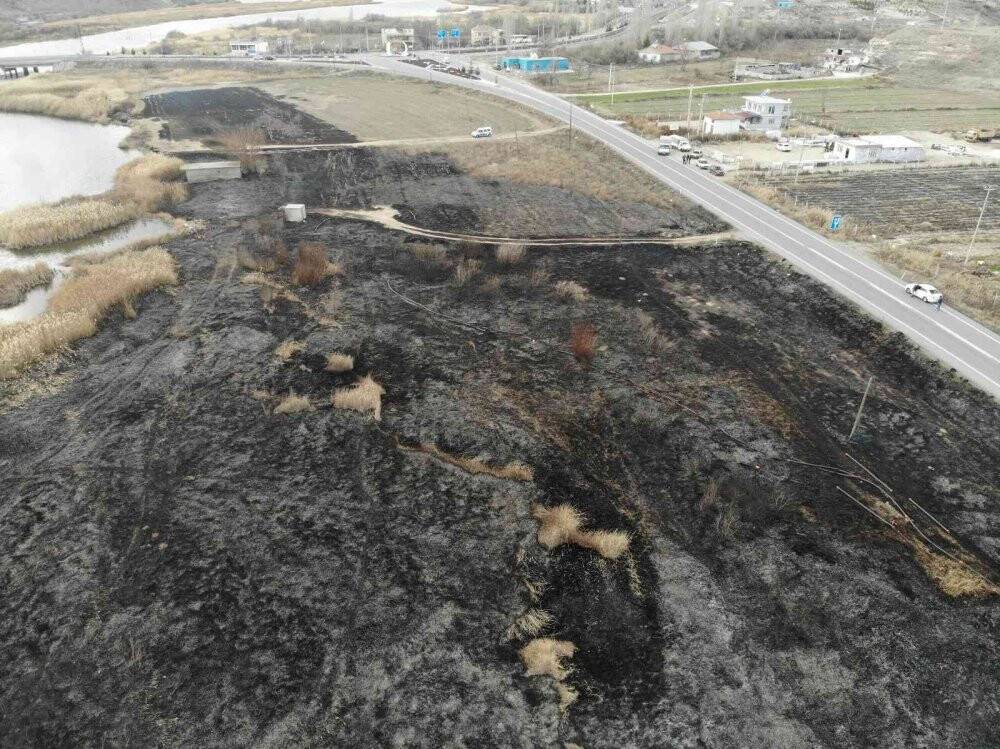 Isınmak için yaktı, 45 dekar alanı kül etti