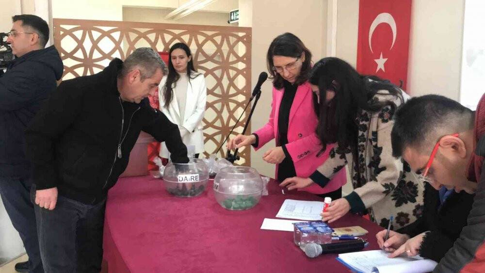 Konya'daki depremde evleri zarar görmüştü! Yeni evleri teslim edildi