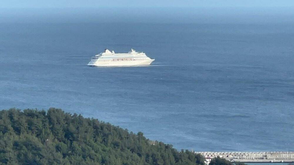 Amasra’ya gelen Rus Kruvaziyer limana  çarptı