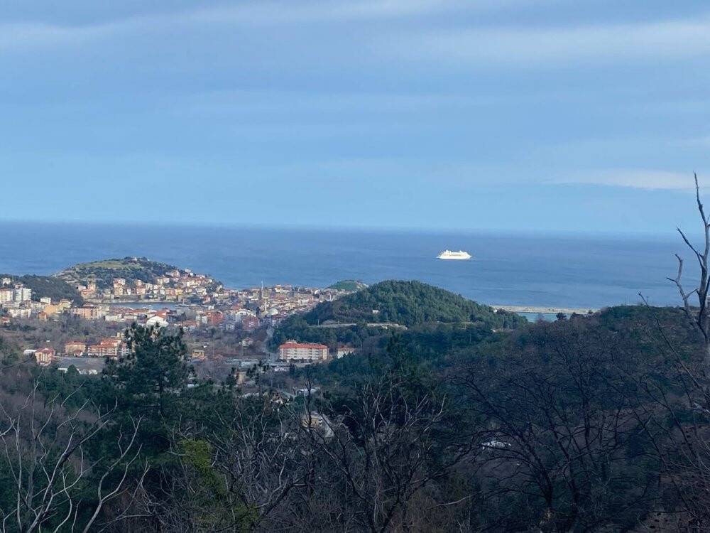 Amasra’ya gelen Rus Kruvaziyer limana  çarptı