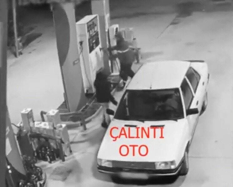 Çaldıkları araca yakıt aldılar, parasını ödemeden kaçtılar