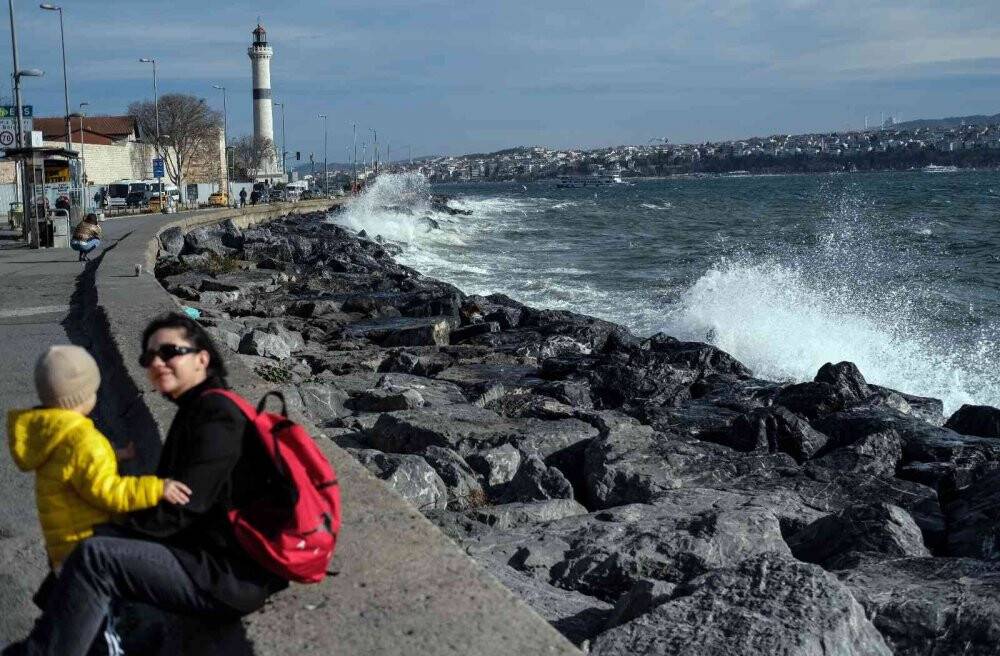 Lodos balık tezgahlarını vurdu