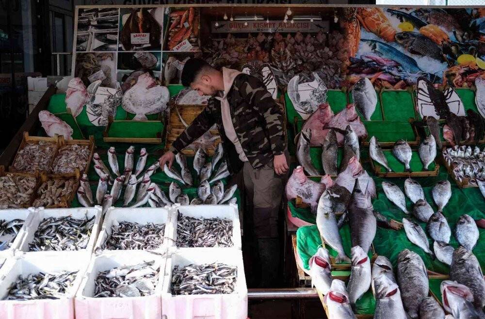 Lodos balık tezgahlarını vurdu