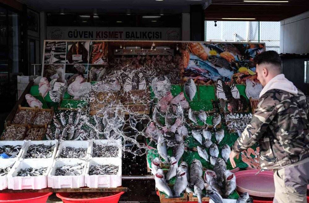 Lodos balık tezgahlarını vurdu